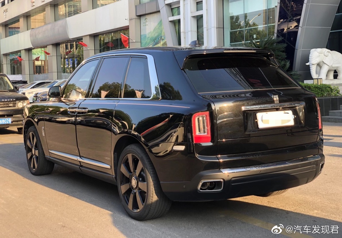 劳斯莱斯 库里南 （四座）黑/红