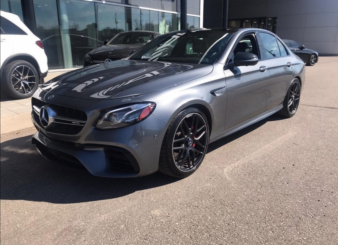 这有点小帅。。奔驰银色系灰色系都适合黑色套件。