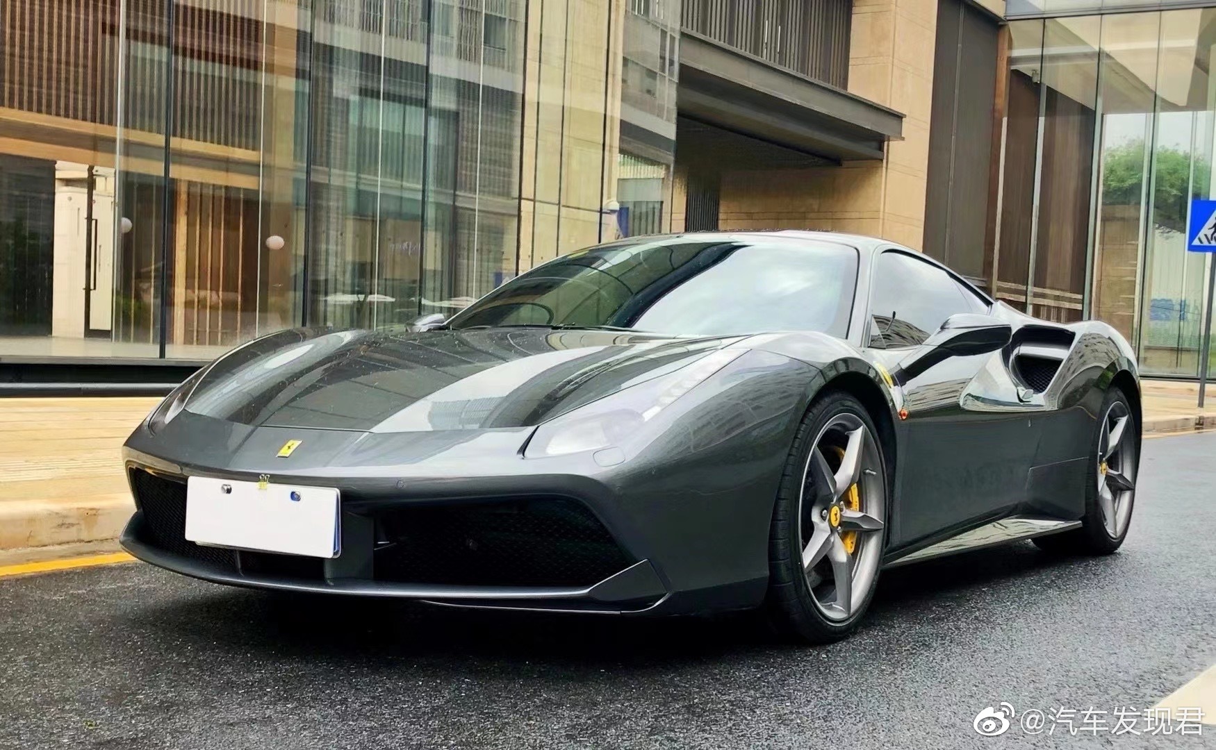 法拉利488GTB，花花公子哥座驾