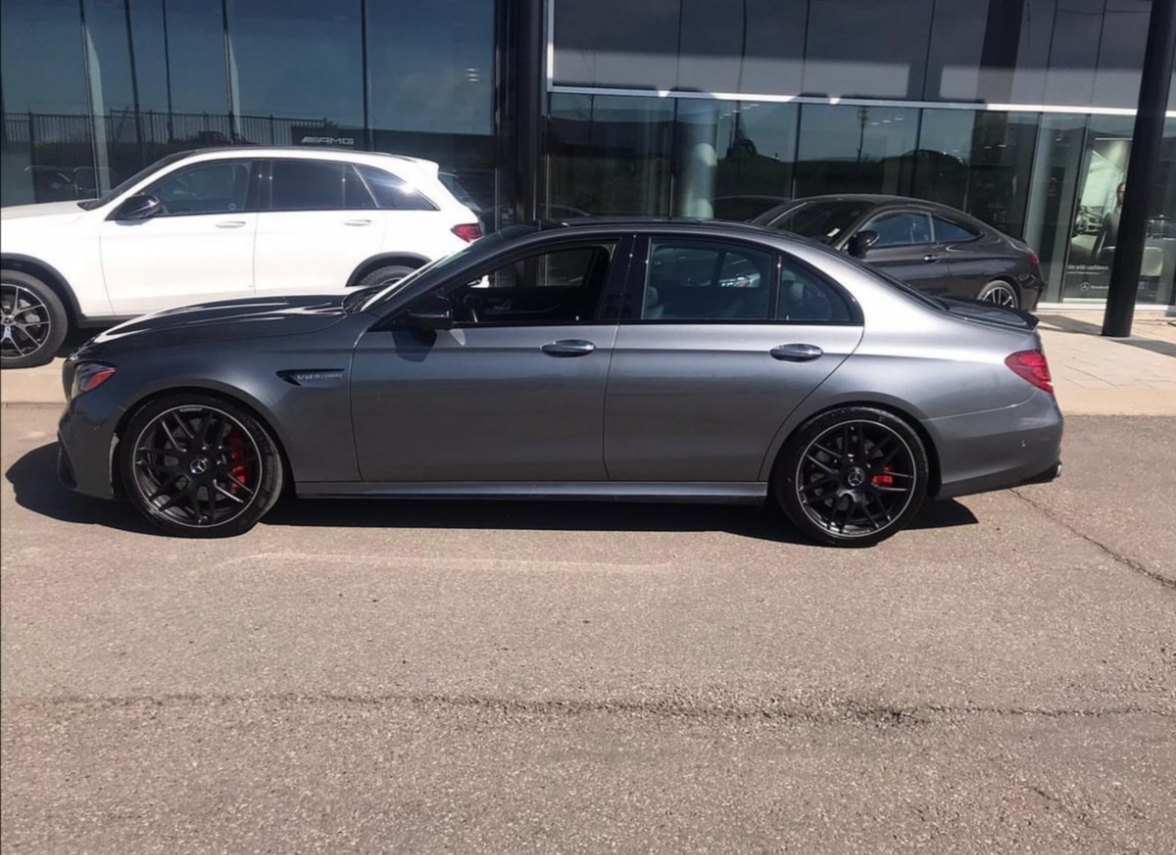 这有点小帅。。奔驰银色系灰色系都适合黑色套件。