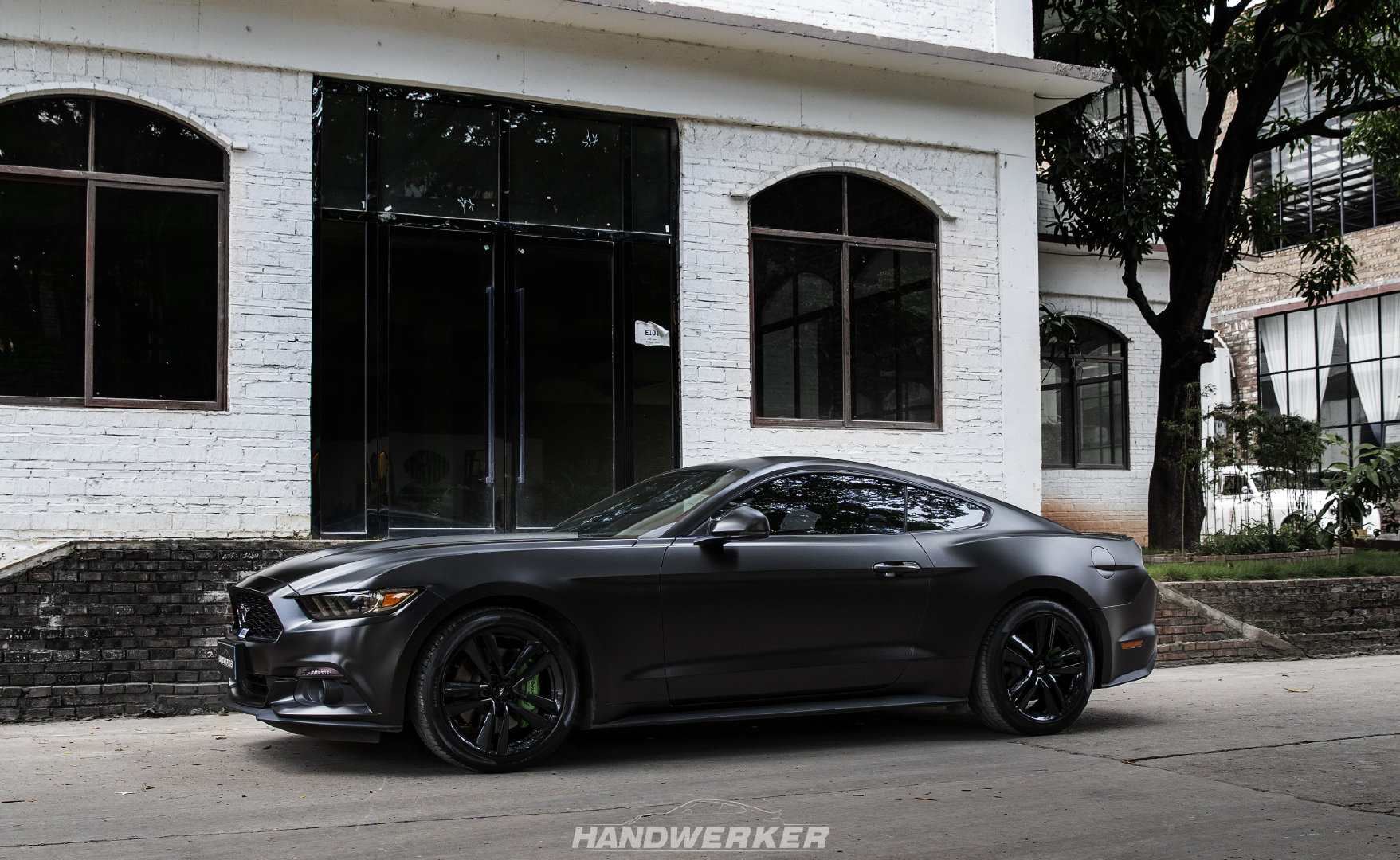 福特mustang   电光黑 这辆改色的黑色坐骑帅到没朋友!-新浪汽车