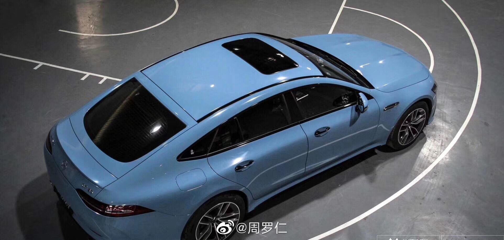 奔驰改色瓷器蓝，除了贵没有缺点的车来了