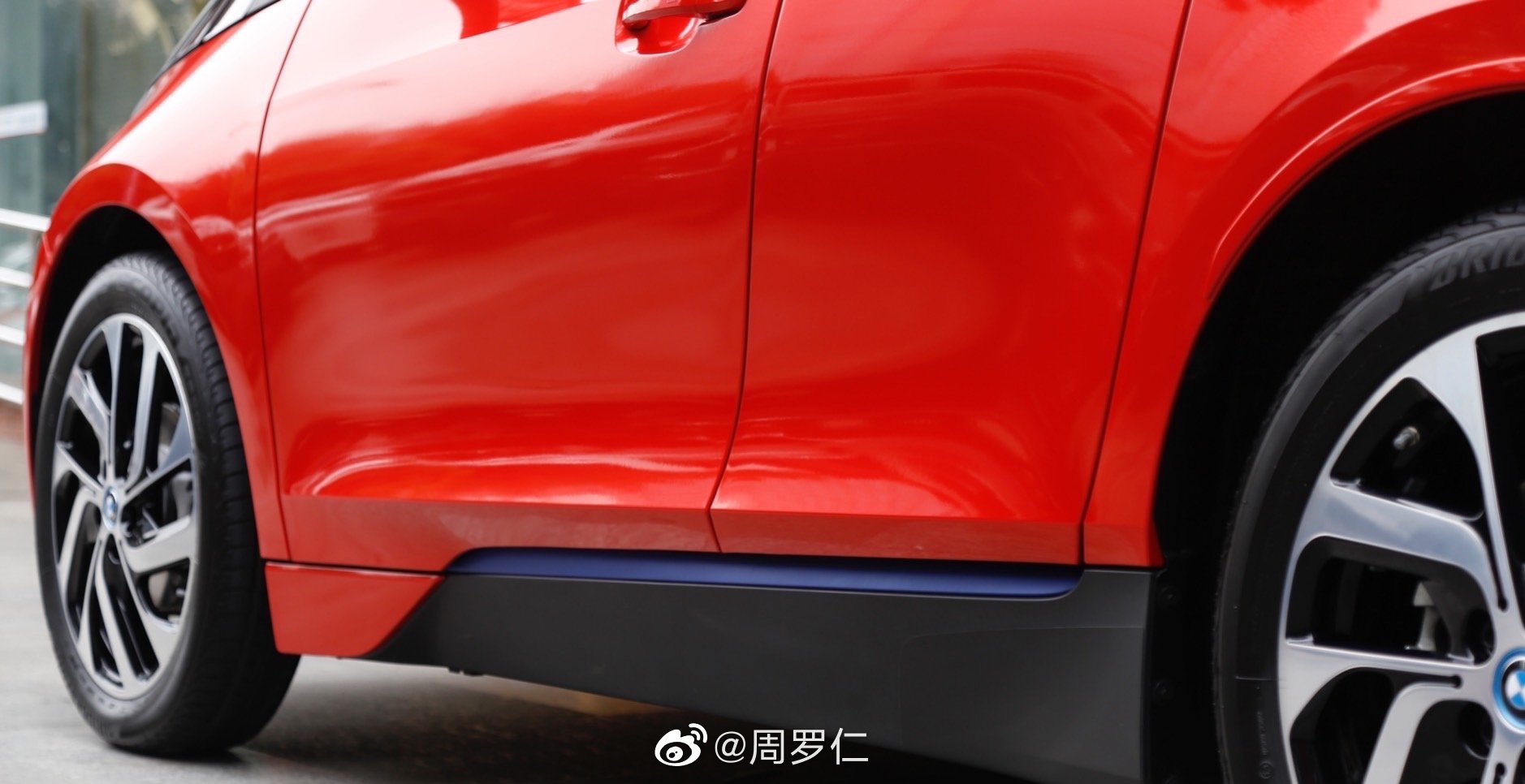 宝马i3跳脱的金属魅力红，让整辆车更添时尚魅力，动感十足。