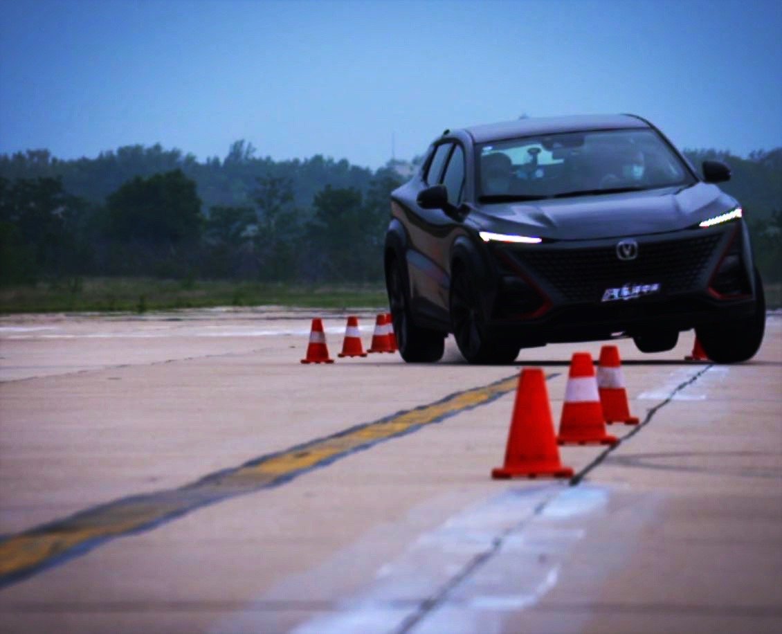 试了下前几天刚上市的长安uni-t，非常有趣的一款车