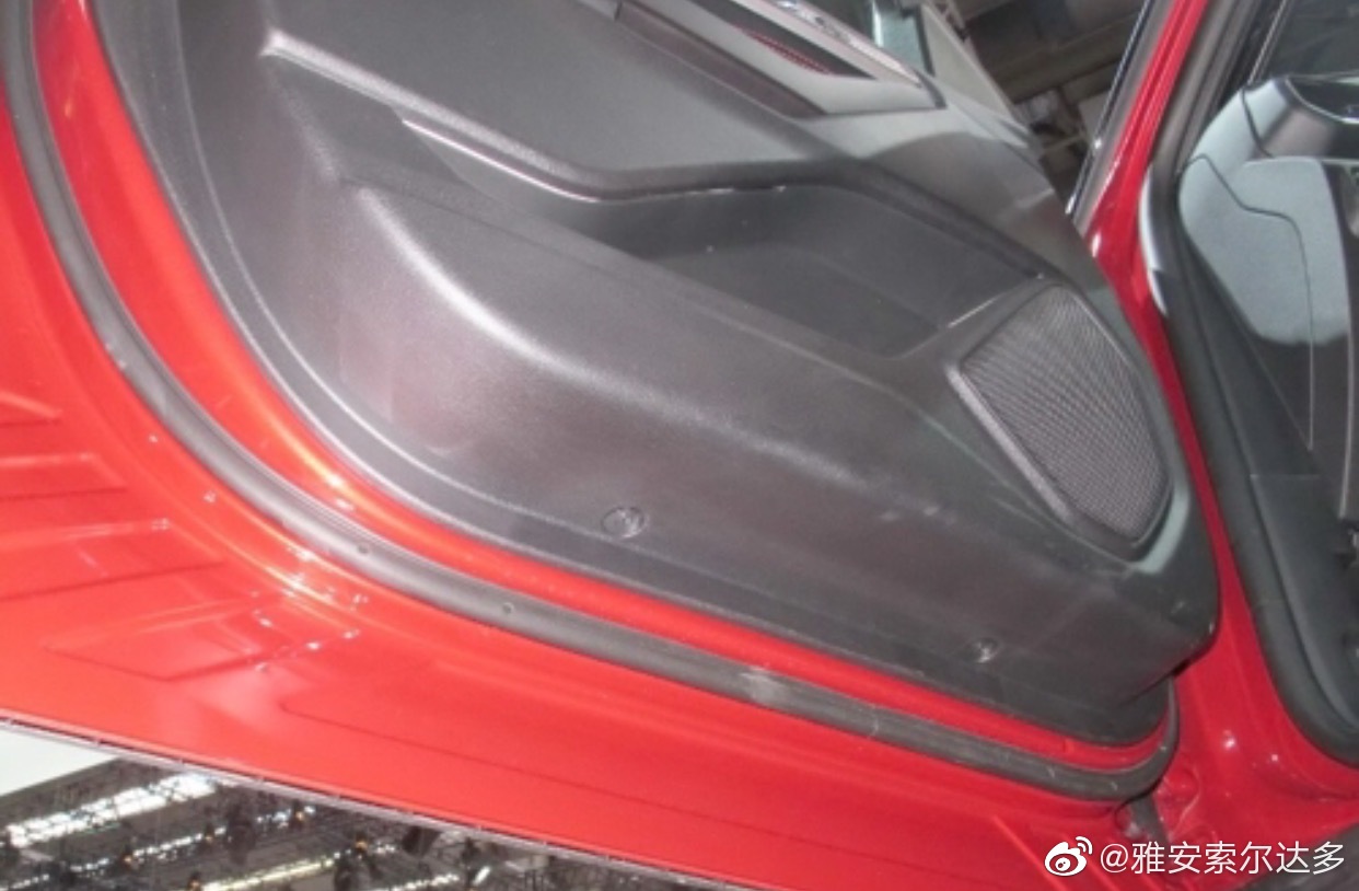 2019年美国产福特探险者，门板由延锋提供