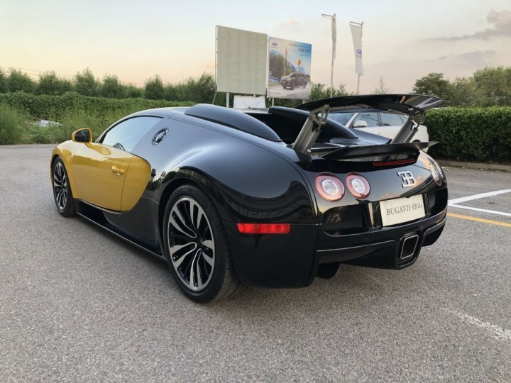 黑黄双拼色布加迪威龙，这个价格，觉得怎么样？