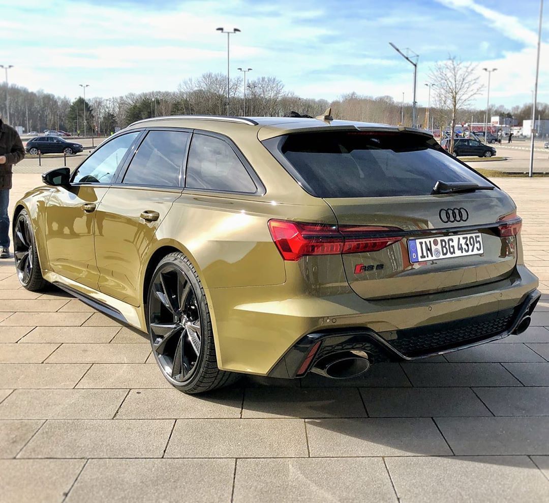 这个算是奥迪很少见的一种颜色了。 RS6战斗绿