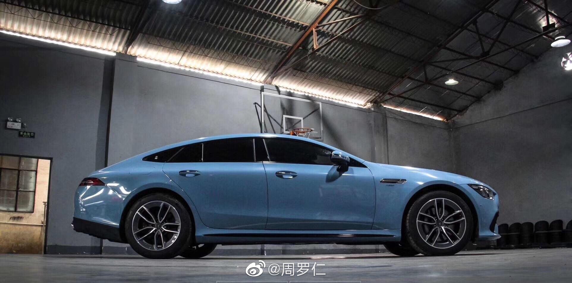 奔驰改色瓷器蓝，除了贵没有缺点的车来了