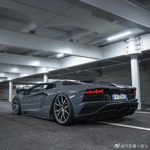 水泥灰兰博基尼埃文塔多S，这才叫贴地飞行！