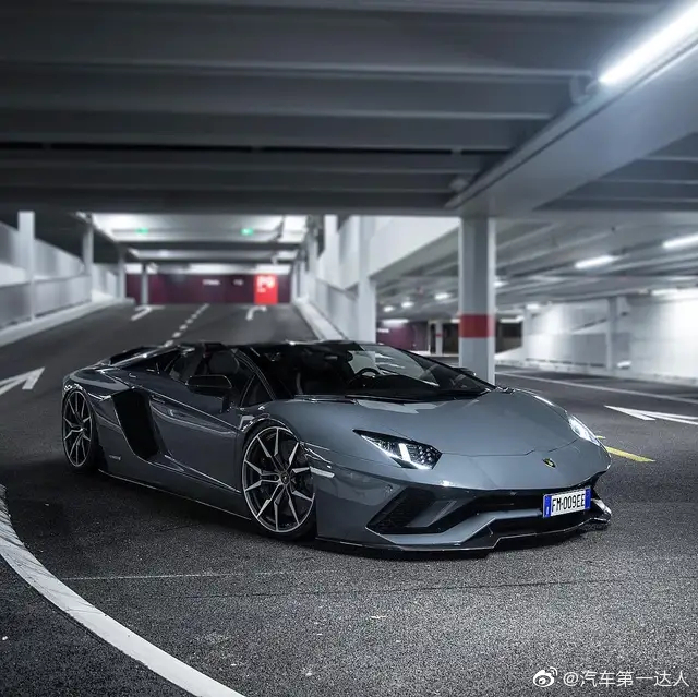 水泥灰兰博基尼埃文塔多S，这才叫贴地飞行！