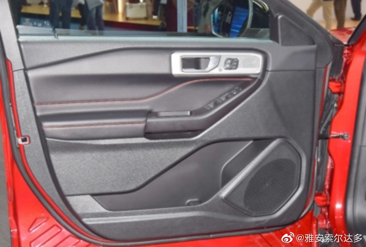 2019年美国产福特探险者，门板由延锋提供