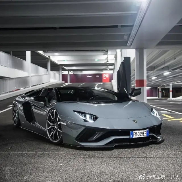 水泥灰兰博基尼埃文塔多S，这才叫贴地飞行！