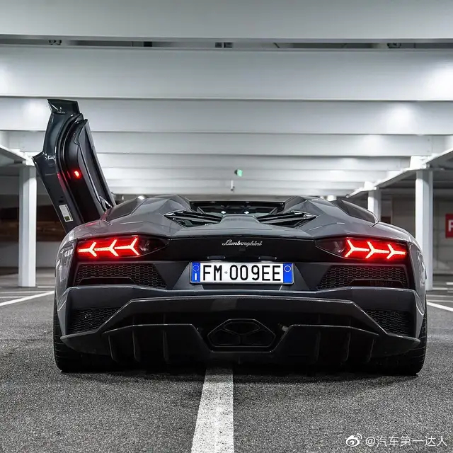 水泥灰兰博基尼埃文塔多S，这才叫贴地飞行！