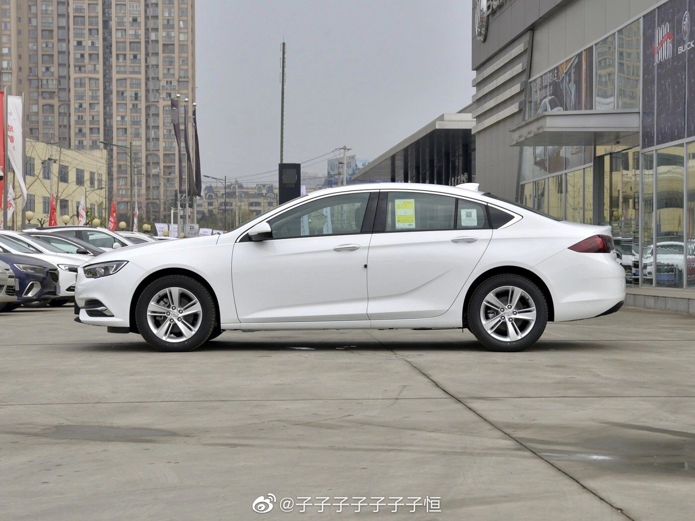 高清汽车美图：君威 昂科威 你们怎么选