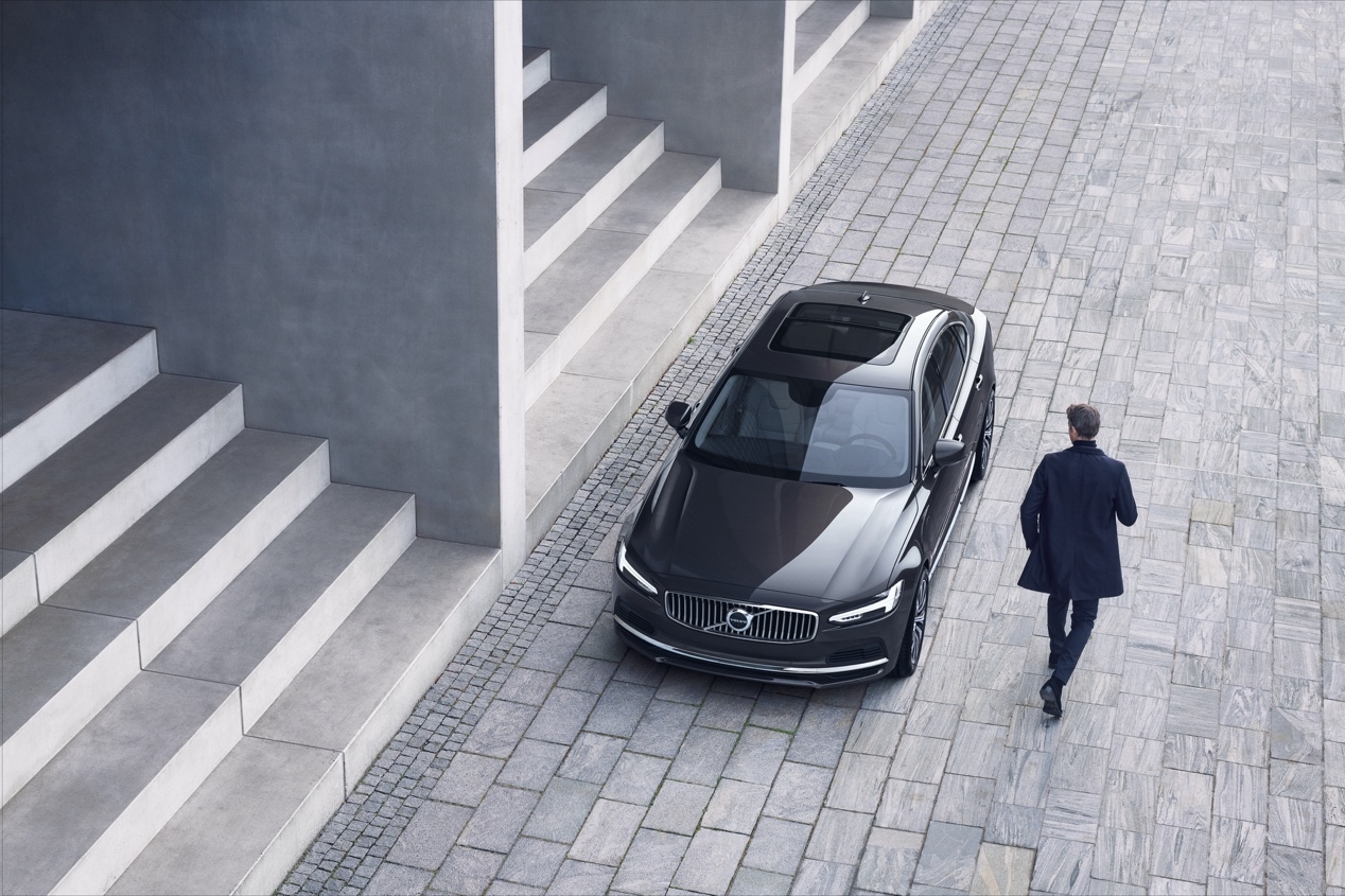 沃尔沃新款S90官图，还是很北欧风，低饱和度色彩，素雅简约。