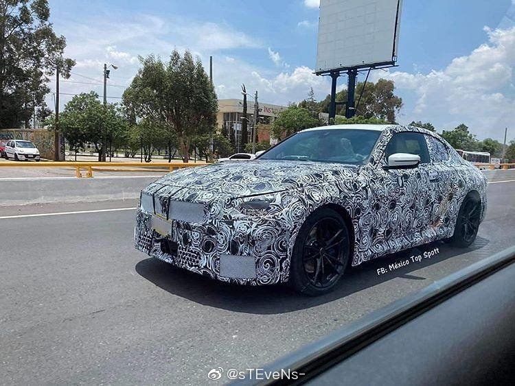 近日，外媒在墨西哥街头发现了下一代BMW G42 2系Coupe测试车