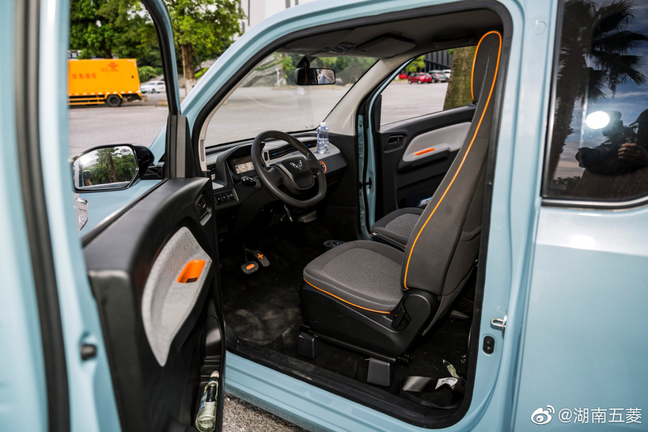 高清汽车美图：新能源人气王宏光MINI 捷报