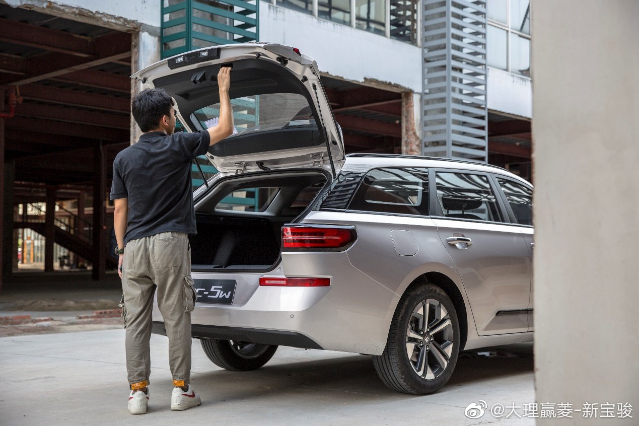 32岁海归提旅行车RC-5W，直言：比沃尔沃V60更有气质