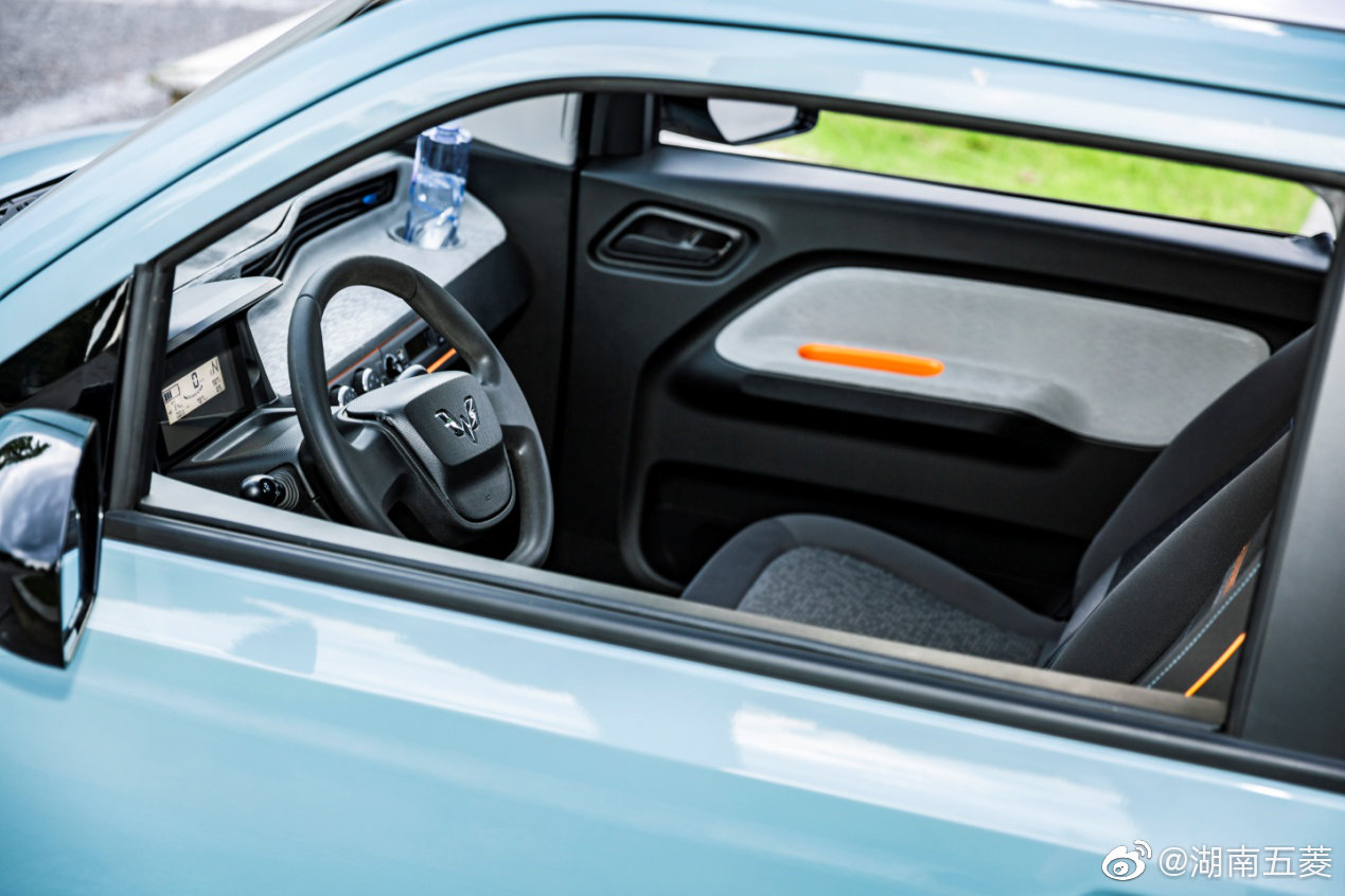 高清汽车美图：新能源人气王宏光MINI 捷报