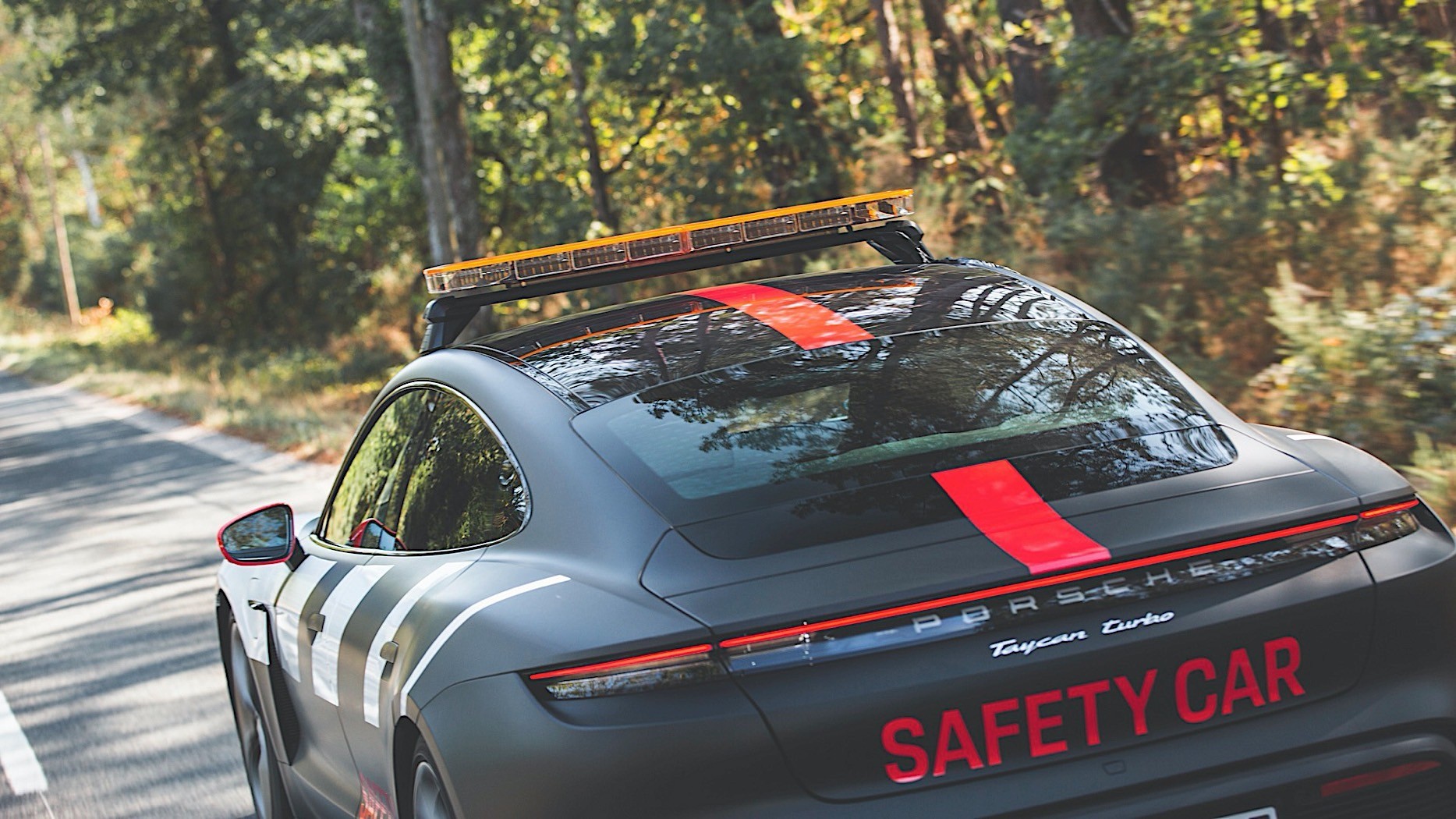 身着勒芒安全标志的保时捷Taycan更像是一辆警车。