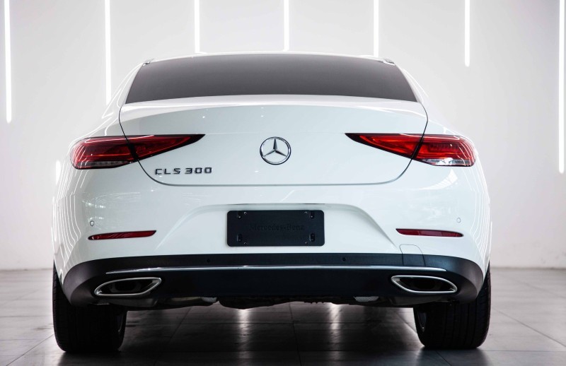 奔驰CLS300，当初刚换款时看起来怪怪的，现在看起来还挺好看