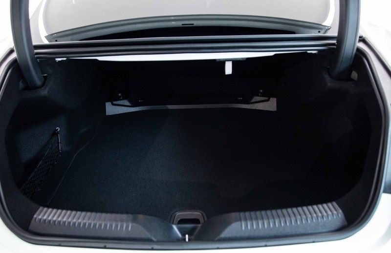 奔驰CLS300，当初刚换款时看起来怪怪的，现在看起来还挺好看