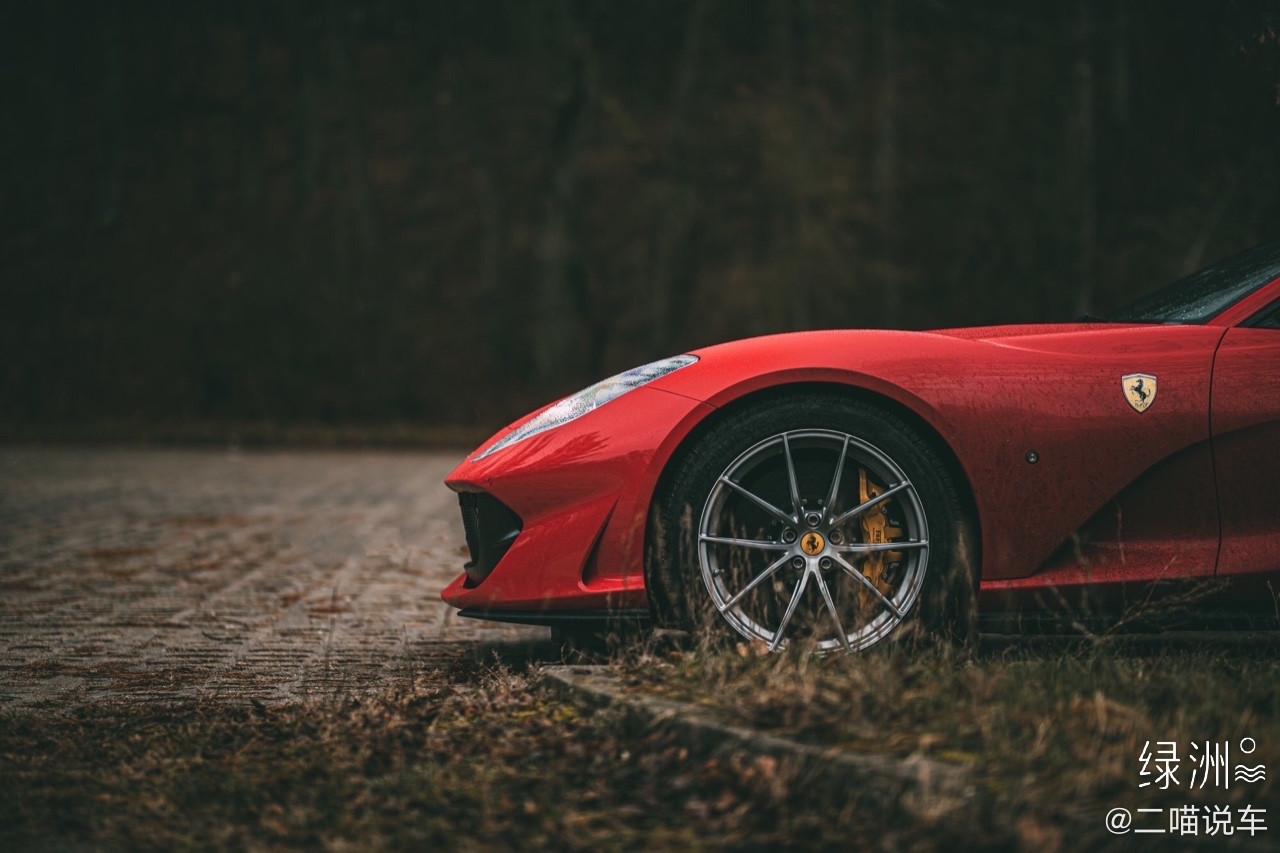 下雨天的深山和法拉利更配哦 法拉利 812 Superfast