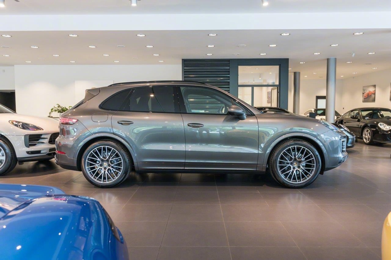 全系改为贯穿式尾灯后，和macan更像了