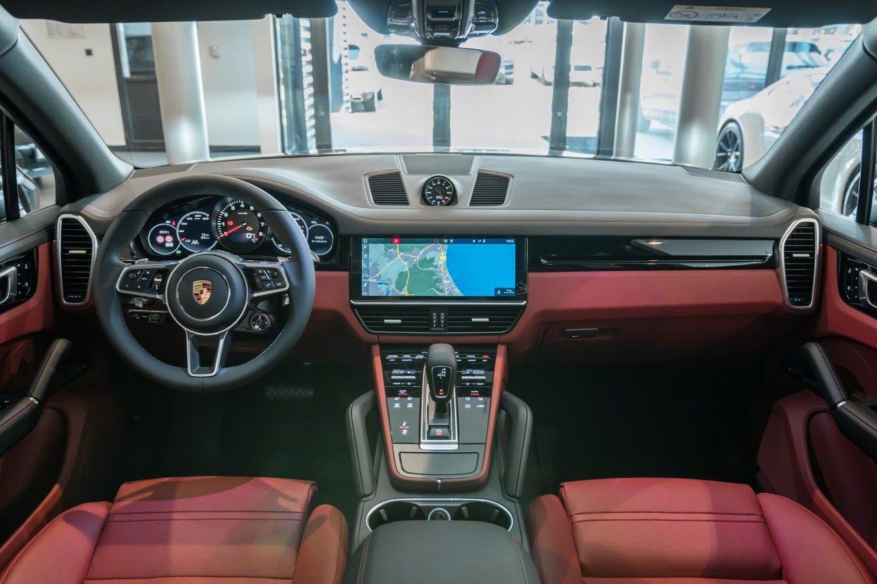 全系改为贯穿式尾灯后，和macan更像了