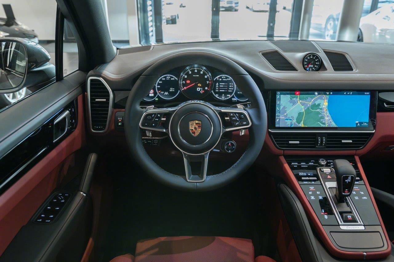 全系改为贯穿式尾灯后，和macan更像了