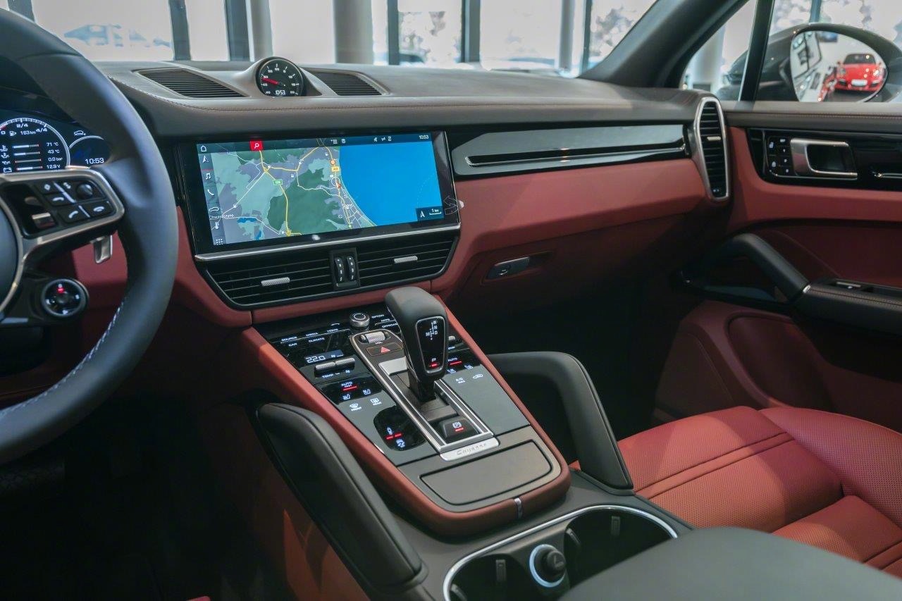 全系改为贯穿式尾灯后，和macan更像了