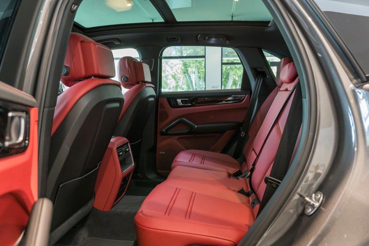 全系改为贯穿式尾灯后，和macan更像了