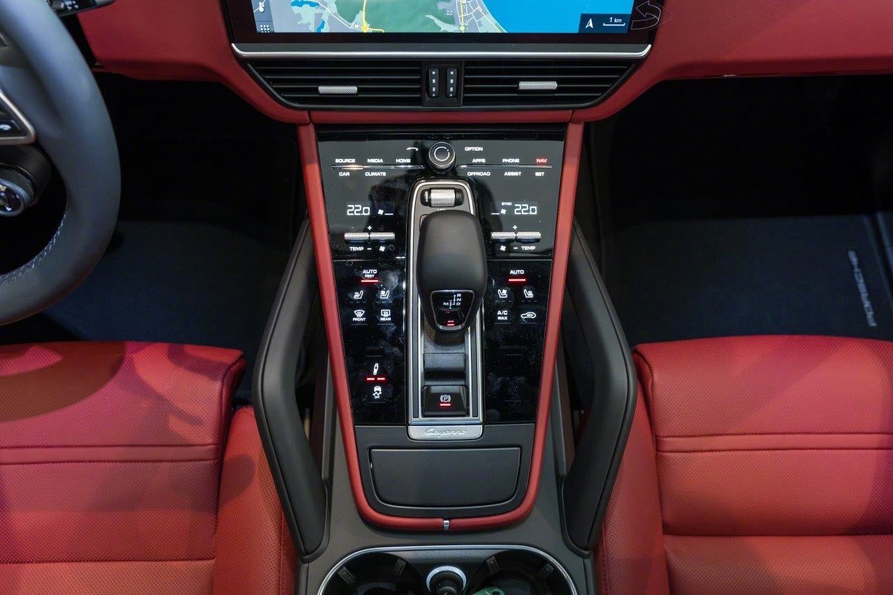 全系改为贯穿式尾灯后，和macan更像了