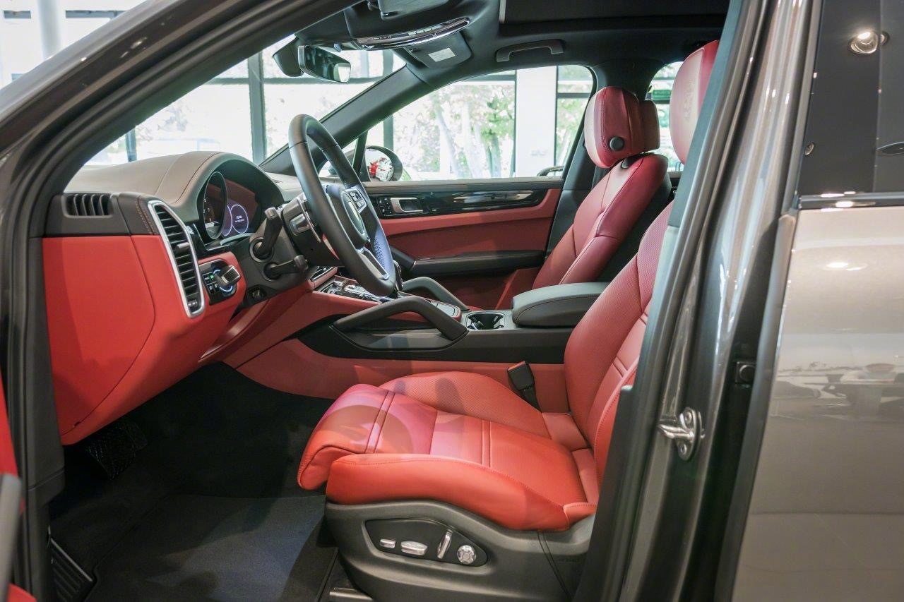 全系改为贯穿式尾灯后，和macan更像了