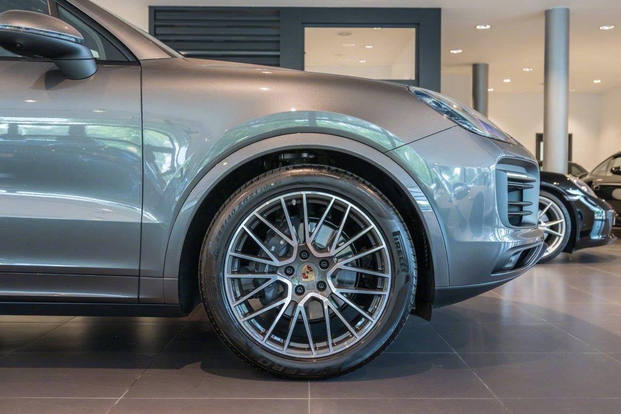 全系改为贯穿式尾灯后，和macan更像了