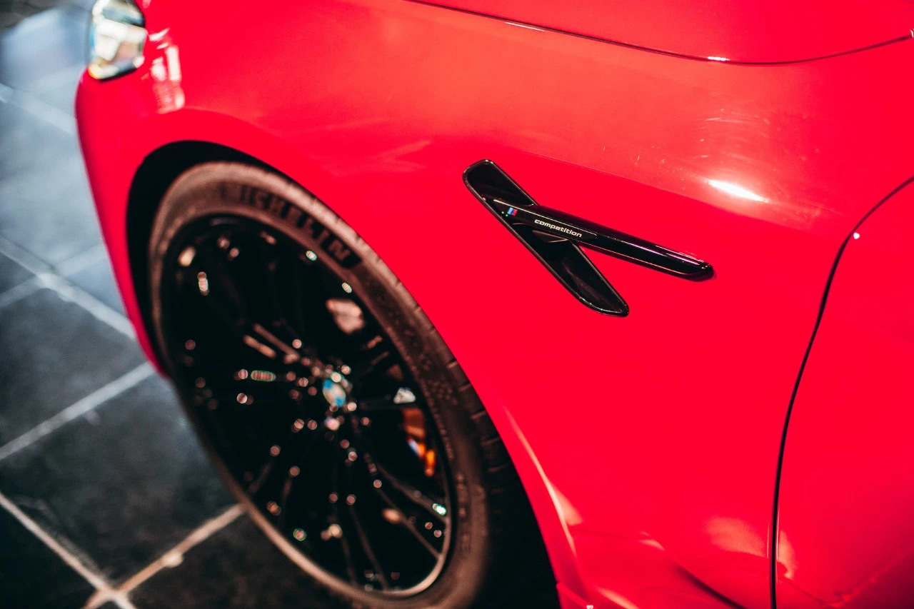 宝马M5的伊莫拉红，没有抵抗力。