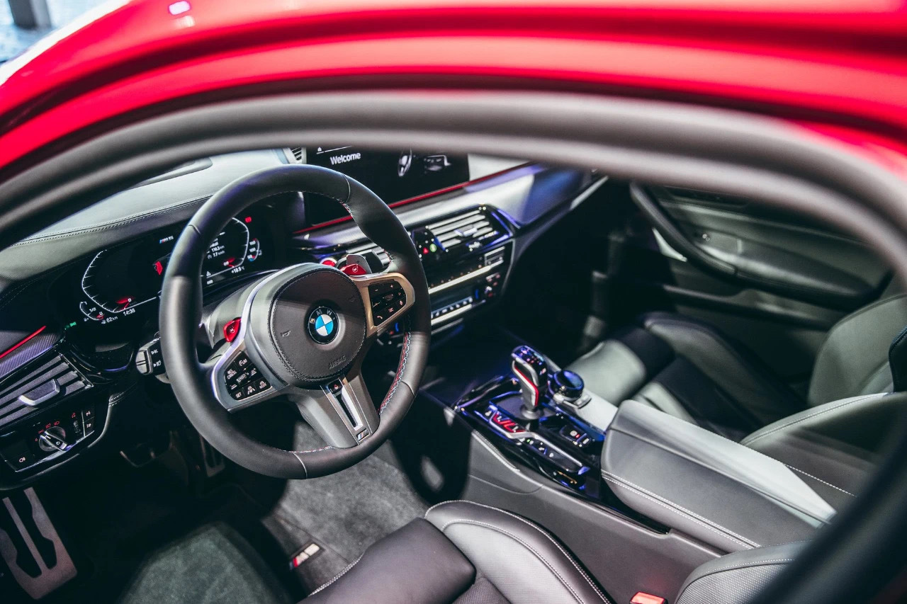 宝马M5的伊莫拉红，没有抵抗力。