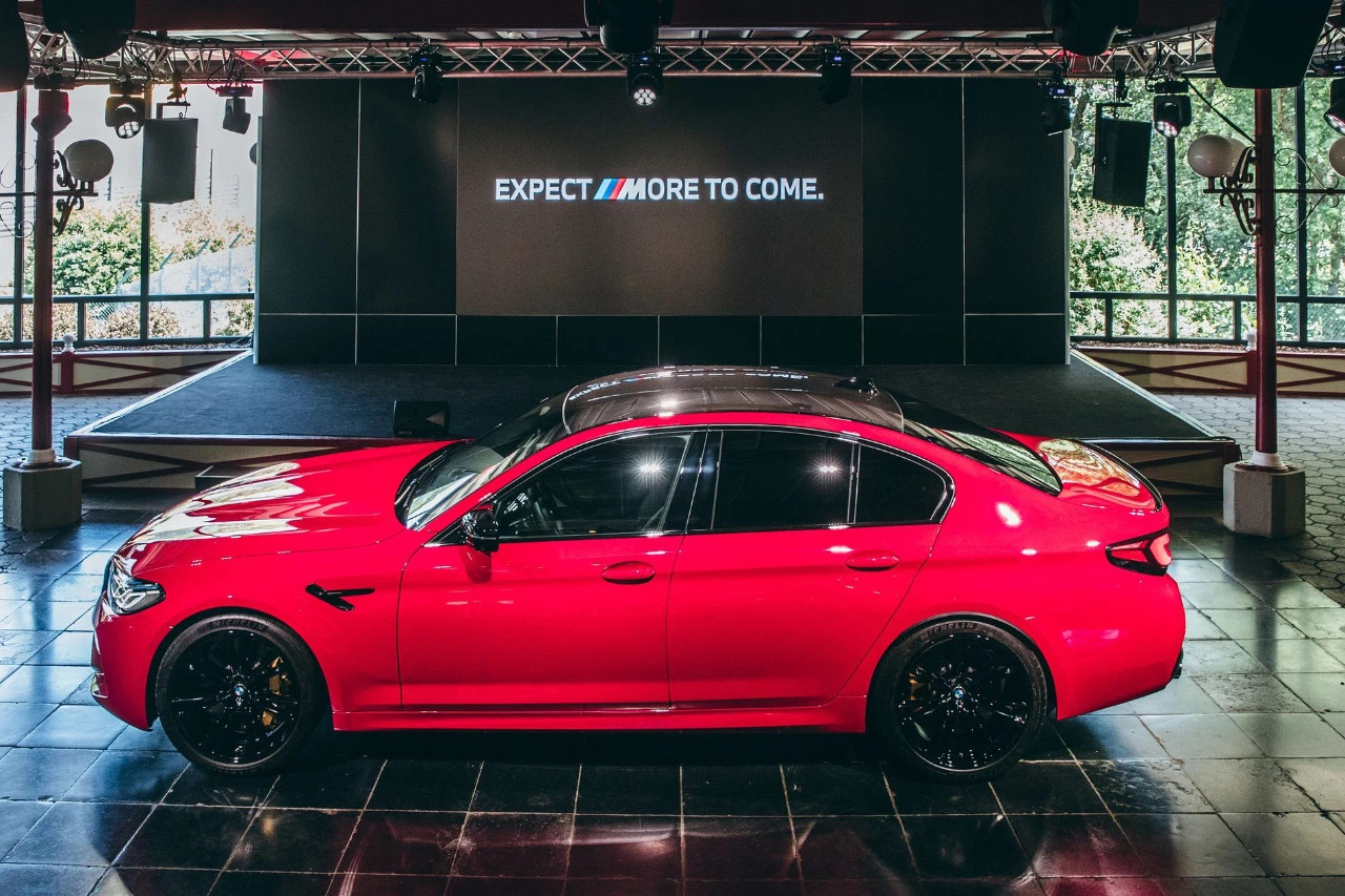 宝马M5的伊莫拉红，没有抵抗力。