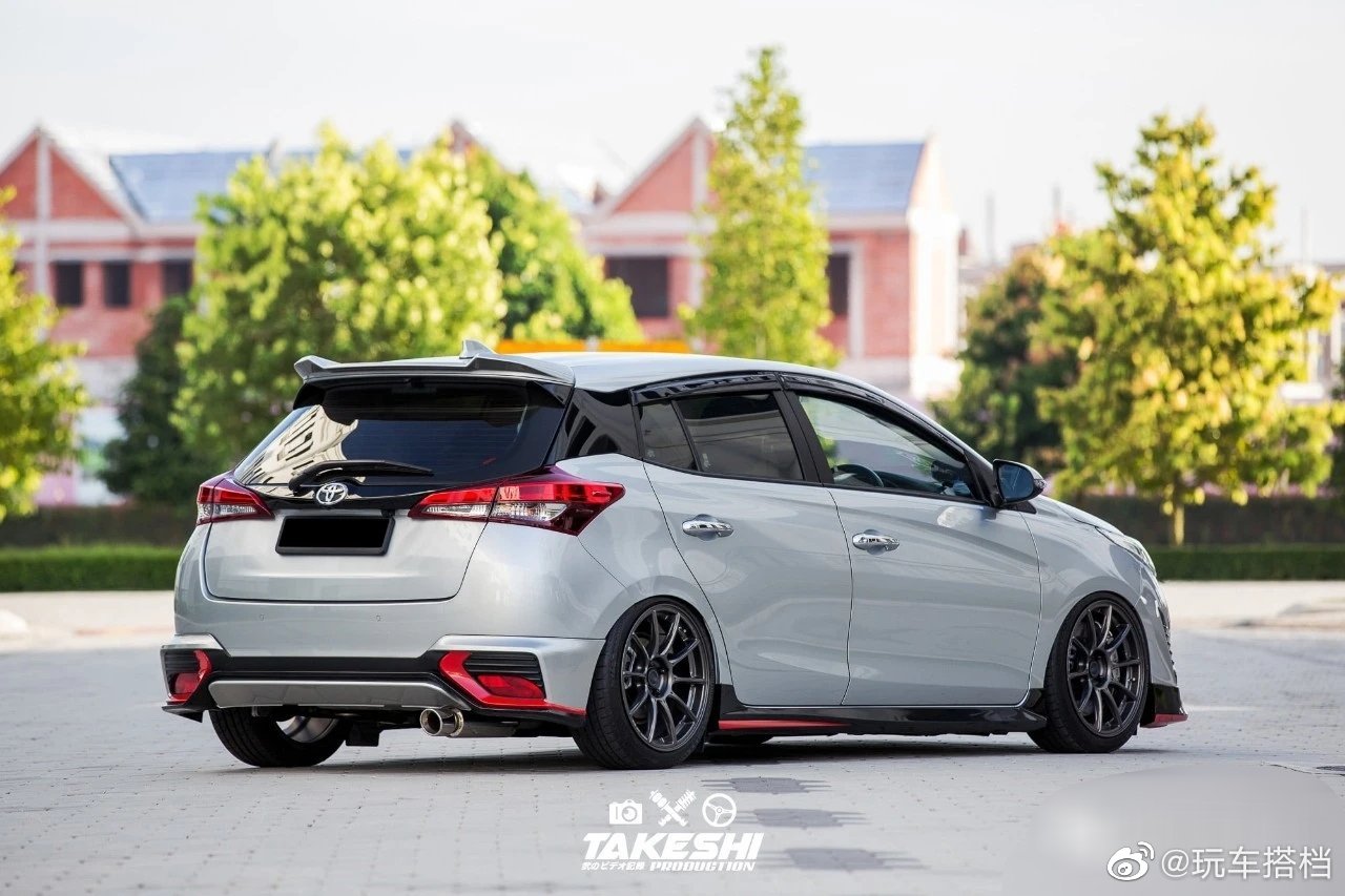 第一眼我也被误导了，像不像你们日思夜想的两厢版卡罗拉？