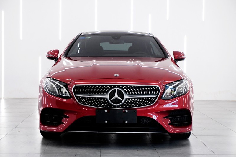 奔驰E200 Coupe，双门轿跑车，小姐姐们也很喜欢