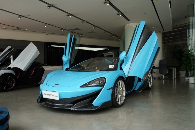 迈凯伦 600LT Spider 库拉索蓝/黑内