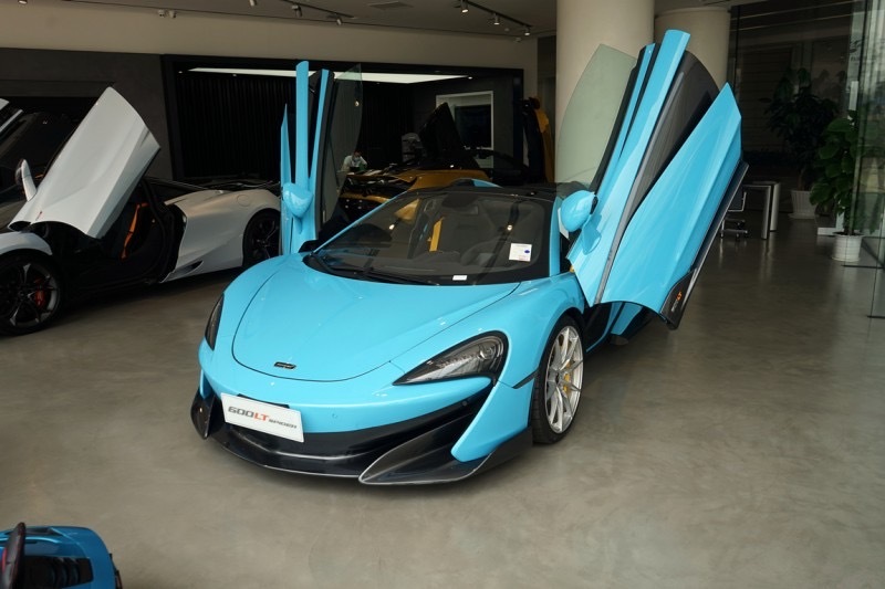 迈凯伦 600LT Spider 库拉索蓝/黑内