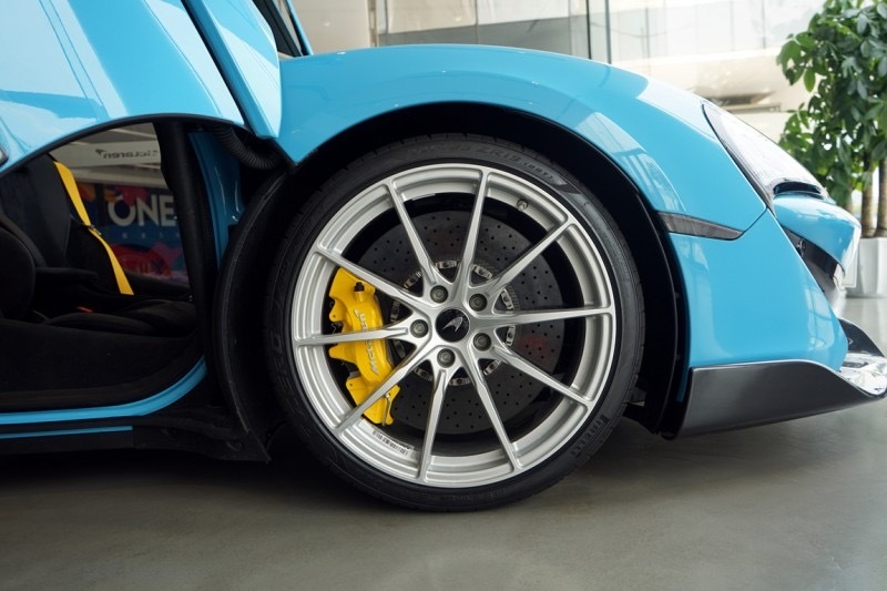 迈凯伦 600LT Spider 库拉索蓝/黑内