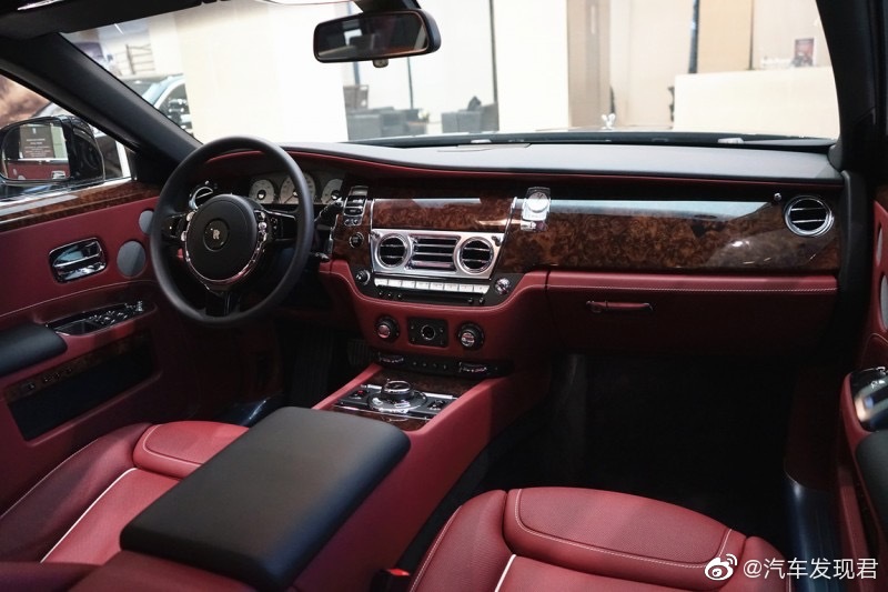 劳斯莱斯 古斯特加长版 钻石黑/王妃红