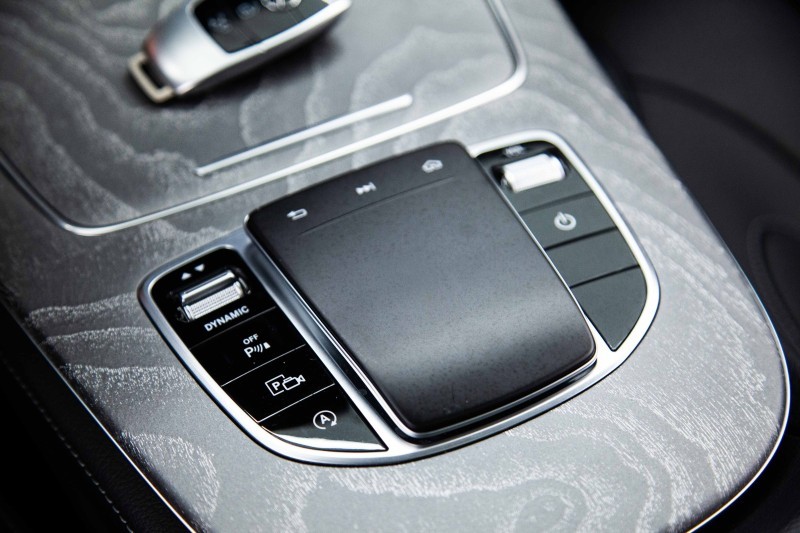 奔驰CLS300，当初刚换款时看起来怪怪的，现在看起来还挺好看