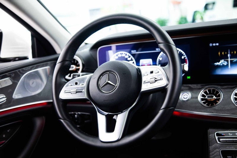 奔驰CLS300，当初刚换款时看起来怪怪的，现在看起来还挺好看