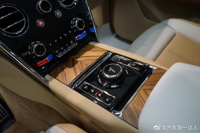 劳斯莱斯 库里南 宝石蓝青/白棕