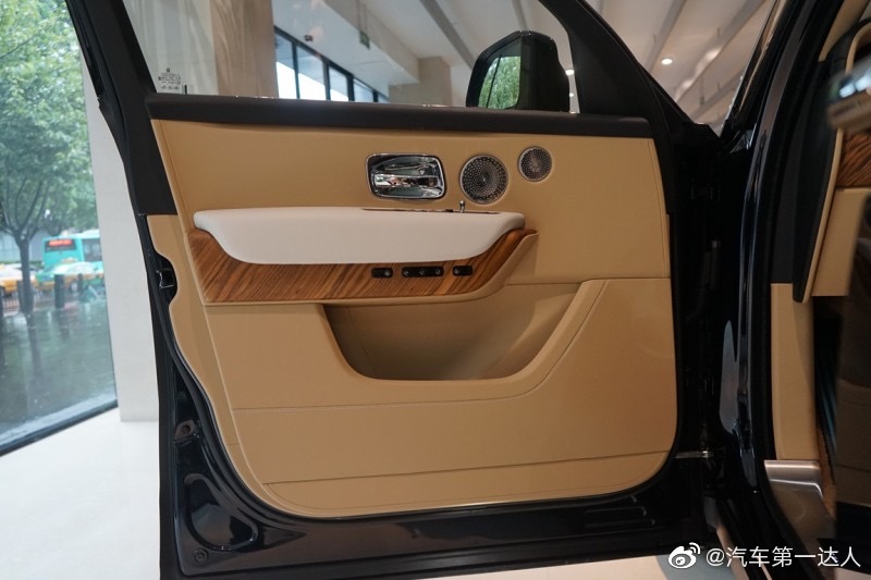 劳斯莱斯 库里南 宝石蓝青/白棕