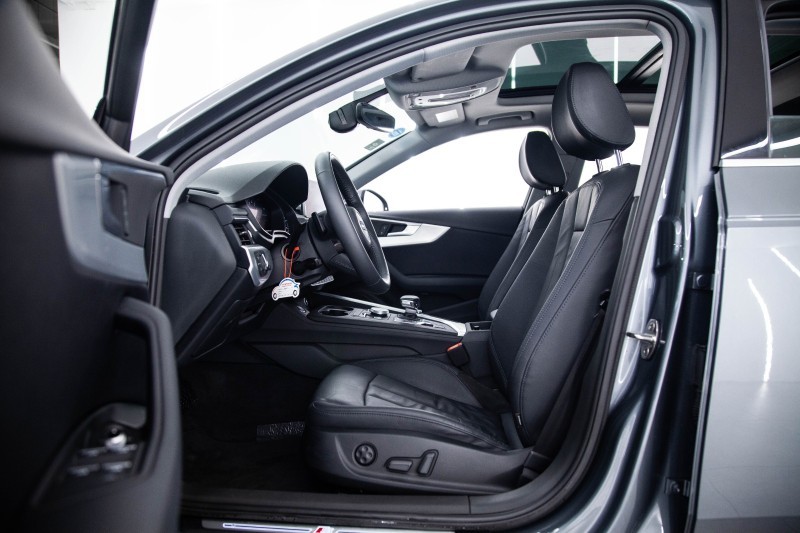 奥迪A4L，喜欢这个颜色的会非常喜欢，仪表改成S4...