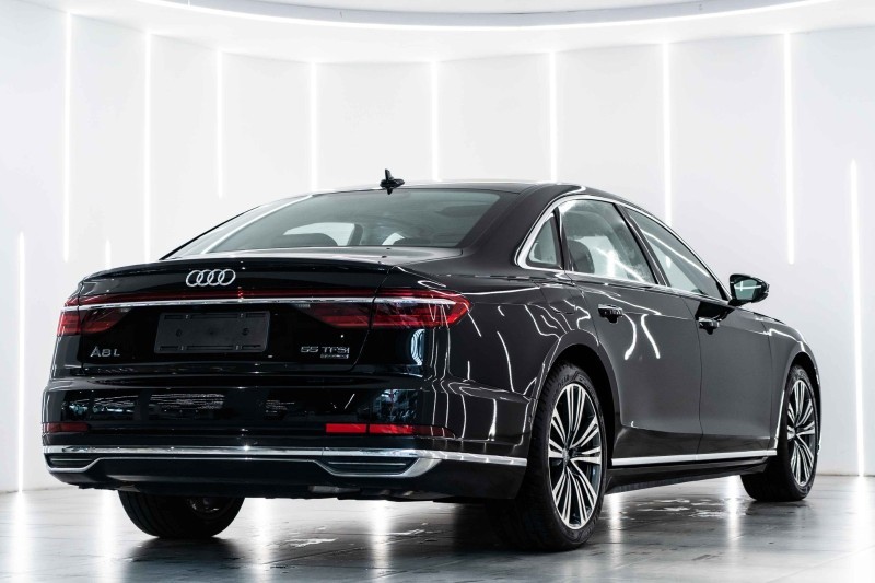 奥迪A8L55 TFSI quattro 尊贵型，四座的A8L还是很赞的。